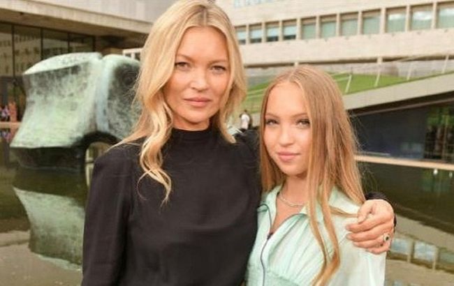 Одинаково спокусливі: 46-річна Кейт Мосс і її 18-річна дочка вийшли у світ в звабливих вбраннях