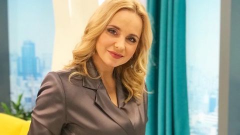 Бомбезная фигура: Лилия Ребрик восхитила утонченными формами в алом костюме