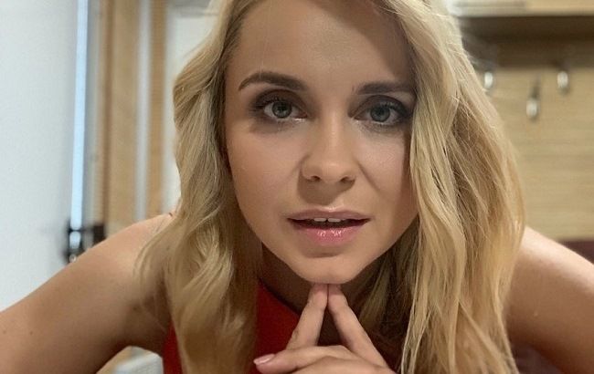 "Морковочка": Лилия Ребрик восхитила тонкой талией в облегающем платье