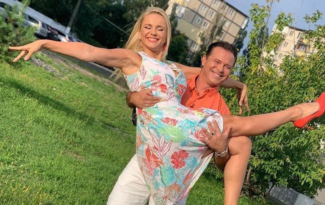 Страстная Лилия Ребрик в мини взбудоражила горячим танцем с мужем