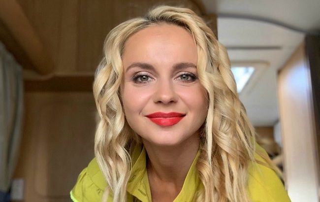 Лилия Ребрик покорила эффектным образом в стильном комбинезоне