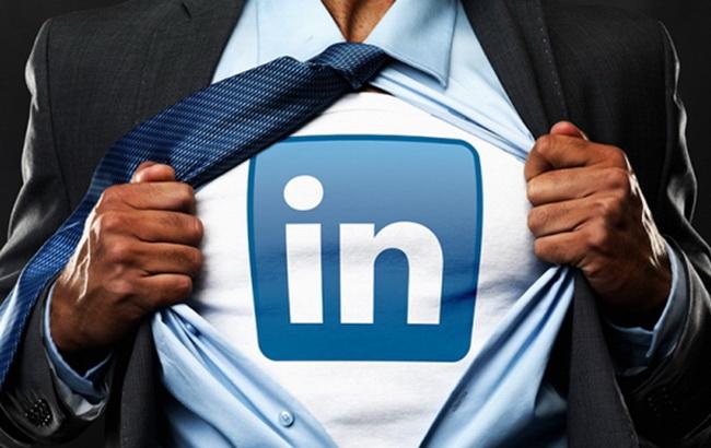 Microsoft заплатит за LinkedIn на 5 млрд долл. больше из-за конкурента, - WSJ