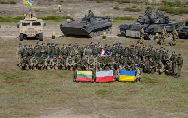 Порошенко присвоил имя литовско-польско-украинской военной части