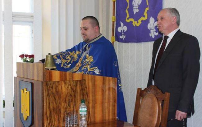 Духовні скріпи по-українськи: депутат-священик на сесії міськради відпустив гріхи екс-регіоналу