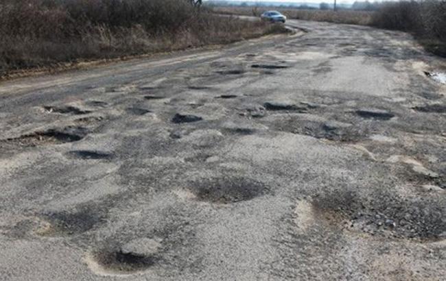 Почти половина автодорог Украины опасны для езды