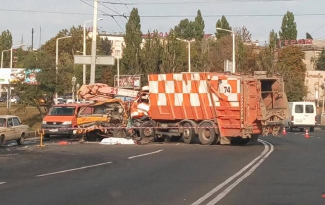 В Одессе в результате ДТП мусоровоз раздавил автовышку, есть жертвы