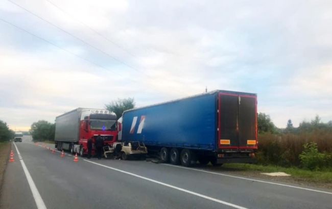 В Івано-Франківській області зіткнулися легковик і вантажівка, четверо загиблих