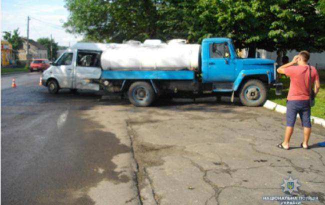 У Червонограді зіткнулись молоковоз та мікроавтобус, постраждала дитина