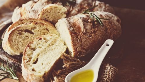 Простейший способ приготовить дома чиабатту: смешайте муку и воду