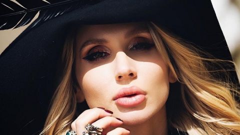 "Коли заміж?" Світлана Лобода заінтригувала мрійливим фото з весільним букетом