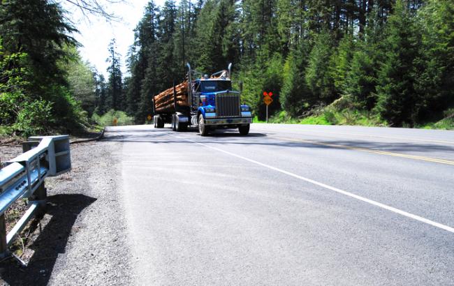 У Києві після прориву тепломережі утворилася величезна дірка в асфальті