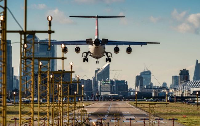 У лондонському аеропорту зупинили всі польоти