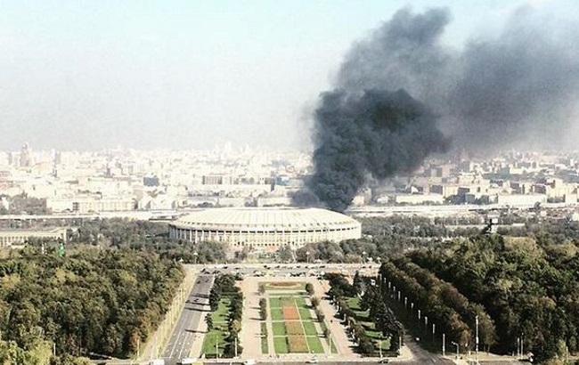 В Москве горит стадион "Лужники". Фото и видео