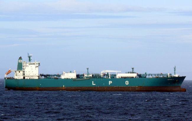 Третий раз за два дня. Хуситы снова ударили по танкеру с сжиженным газом в Красном море