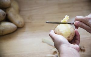 Картоплю можна почистити за лічені секунди: цей лайфхак "підірвав" мережу