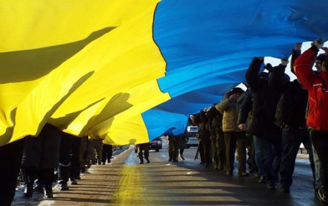 На пункте пропуска в Луганской области развернули огромный государственный флаг