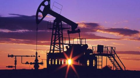 Нефть Brent впервые за полгода поднялась выше 57 долларов за баррель