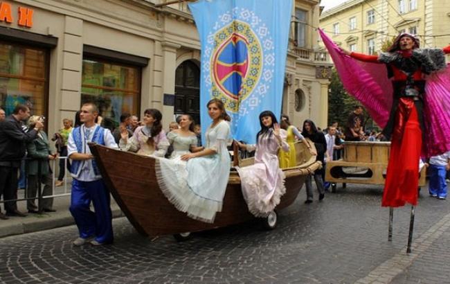 Актеры львовских театров устроили мини-карнавал ради спасения больной девочки