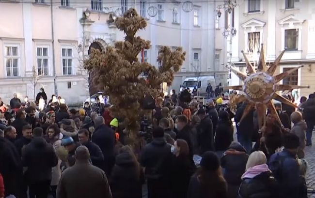 У Львові на святвечір встановили чотириметровий дідух
