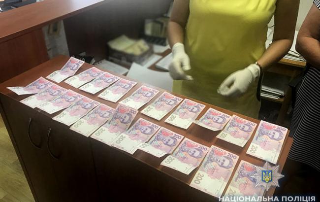 У Львові на хабарі викрили службовця міграційної служби