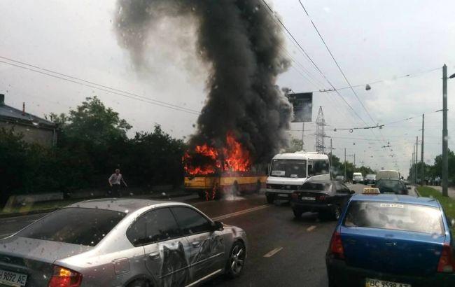 Во Львове на ходу сгорел троллейбус (фото, видео)