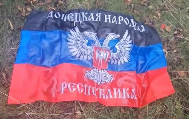 В сети показали, как украинские бойцы сняли вражеский флаг "под носом" у боевиков