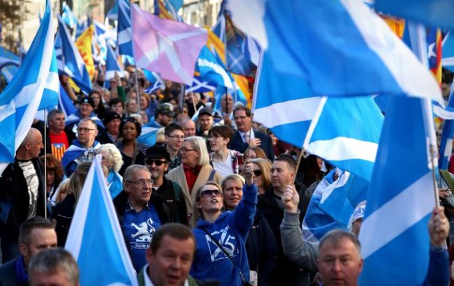 В Шотландии тысячи людей вышли на марш за независимость