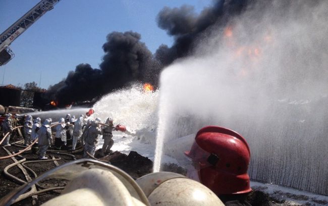 Пожар на нефтебазе под Киевом: спасатели начали пенную атаку