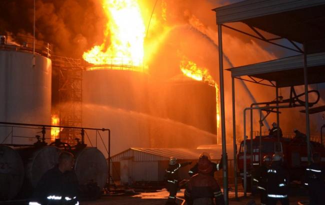 В ГСЧС назвали основные сложности при тушении пожара на нефтебазе под Киевом