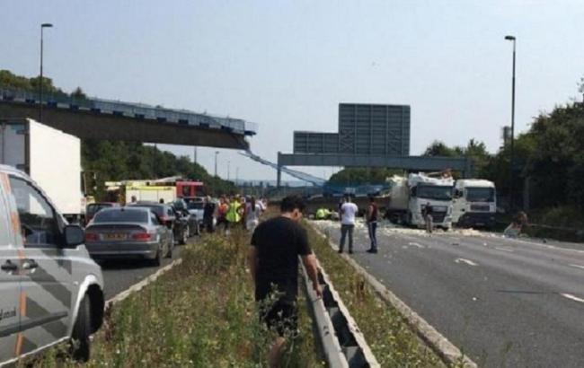 В Великобритании пешеходный мост рухнул на автостраду