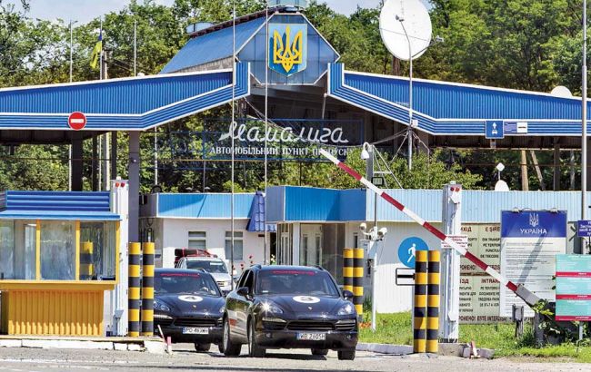 На кордоні з Молдовою затримали чоловіка і жінку, які перевозили трамадол і зброю