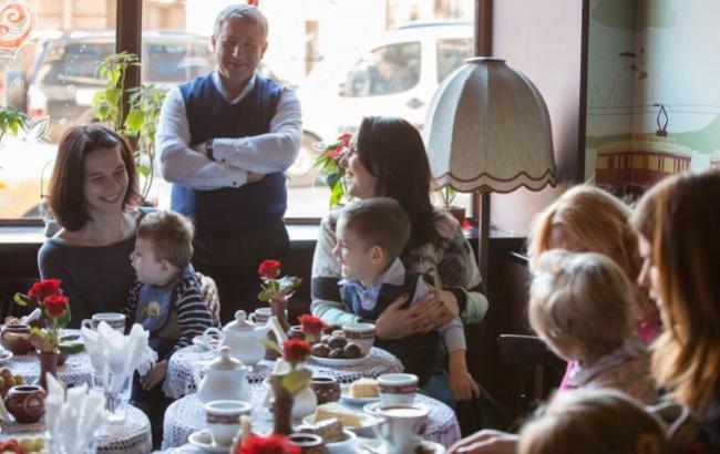 "На кофе с другом": в Киеве особенные дети встретились с журналистами