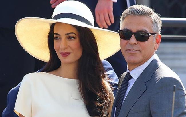 Суд заборонив прихильникам Джорджа і Амаль Клуні підходити до їх дому в Італії