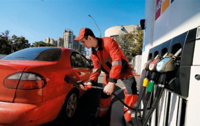 Роздрібні продажі бензину через українські АЗС у березні скоротилися на 40,7%