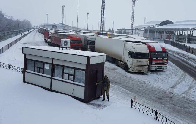 На границе с Россией застряли около 100 грузовиков