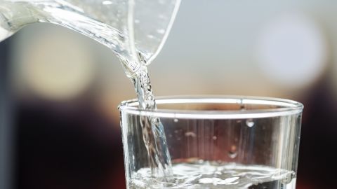 Лікар назвав, кому варто відмовитися від газованої води негайно