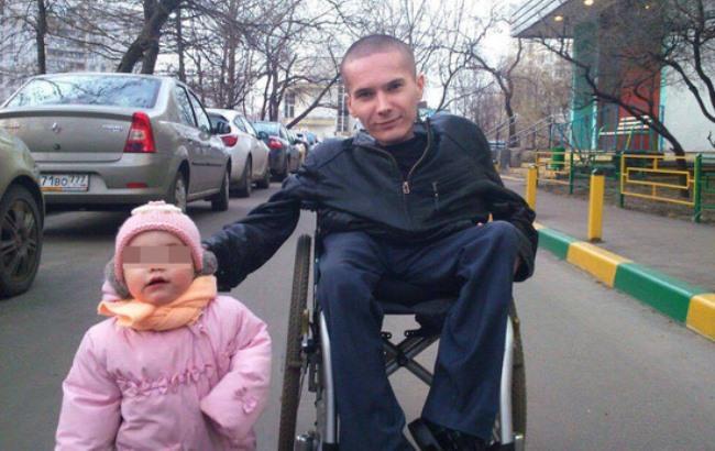 У Москві паралізованого інваліда-колясочника, якого хотіли посадити у в'язницю на чотири роки, відпустили під домашній арешт