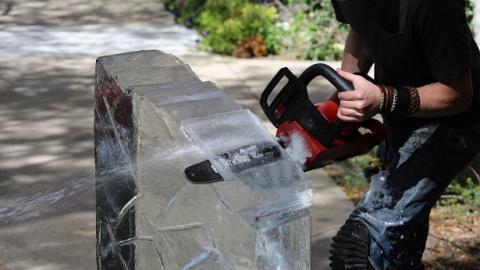 У Рівненській області студенти побудували льодовий містечко (відео)