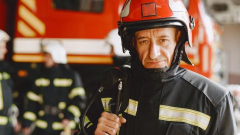 В Запорожье сняли эффектное видео, как пожарного провожали на пенсию