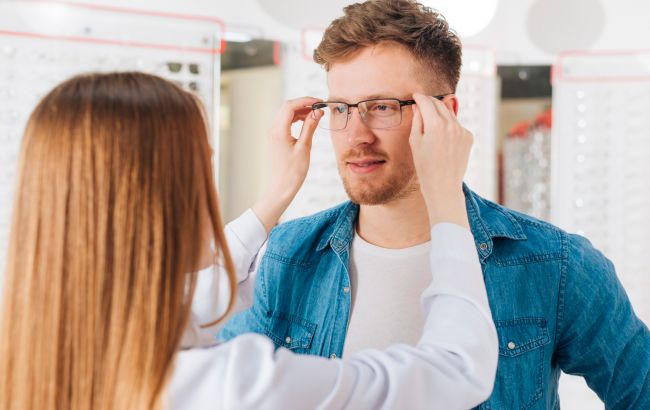 Лікар назвала шкідливу звичку, яка може призвести до сліпоти