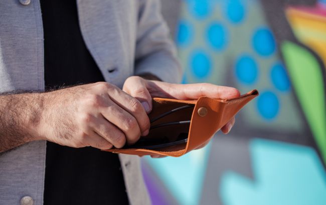 Почему нельзя тратить деньги в день зарплаты: примета предвещает неприятности