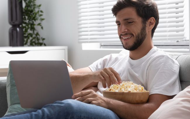 Кино для летнего настроения: 10 топовых комедийных фильмов на вечер