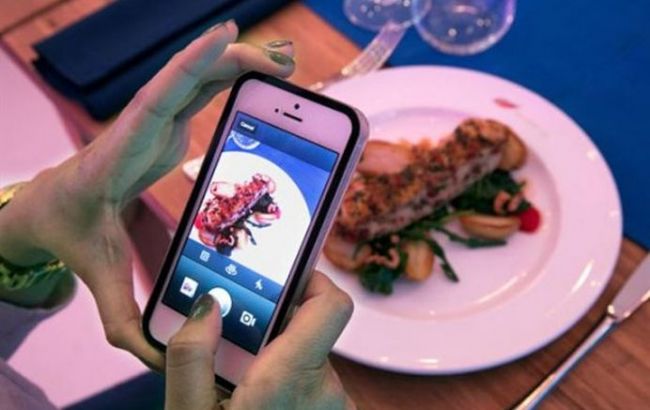 Поклонники "Instagram еды" заняли первое место в антирейтинге самых раздражающих туристов