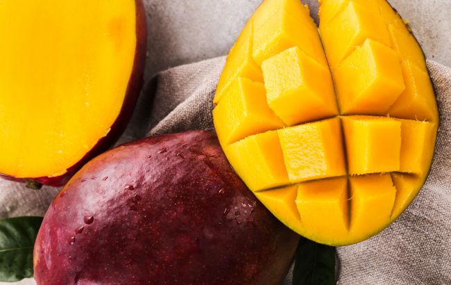 Ці два способи допоможуть легко та швидко почистити манго