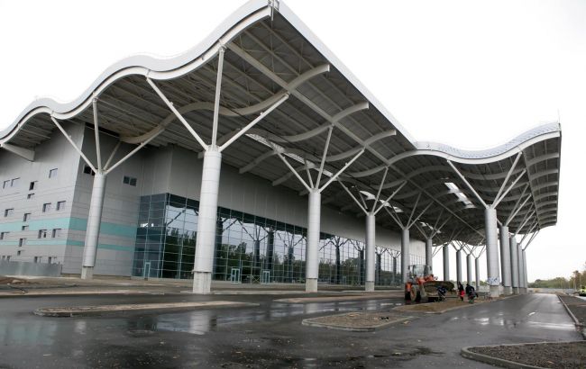 Завершена укладка дорожного покрытия перед входом в новый терминал одесского аэропорта