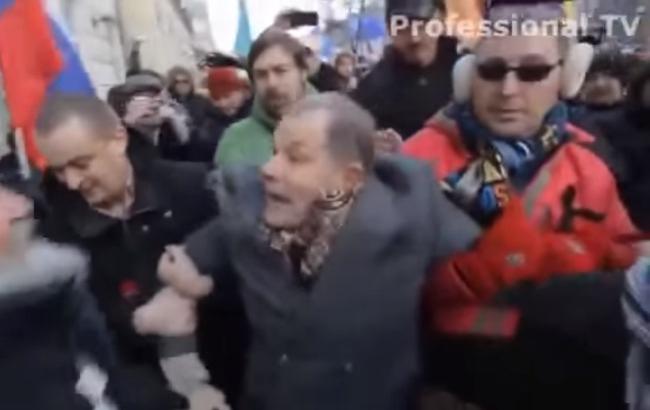 На марші пам'яті Нємцова в Москві пенсіонер влаштував провокацію