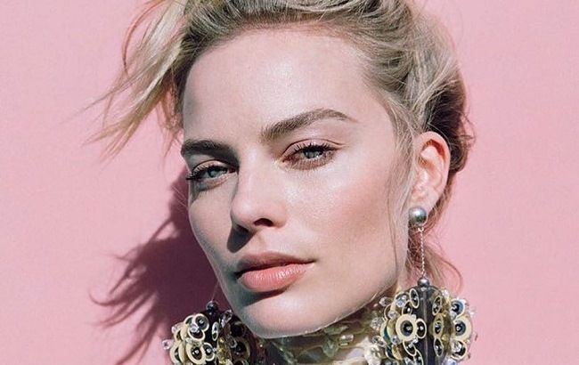 Марго Робби пришла на премьеру фильма в мятой юбке, перьях и розовых перчатках