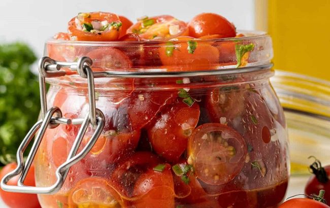 Маринованные томаты с интересным ингредиентом: Клопотенко поделился рецептом