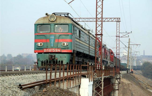 Пущено перший потяг по відновленому після підриву залізничному мосту в Маріуполі