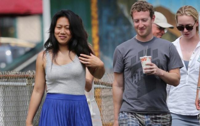Марк Цукерберг показал, как лепит пельмени вместе со своей женой